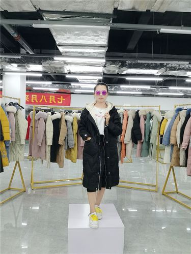 成都女装批发厂家一手货源尾货服装清仓多品牌组合羽绒服外套走份